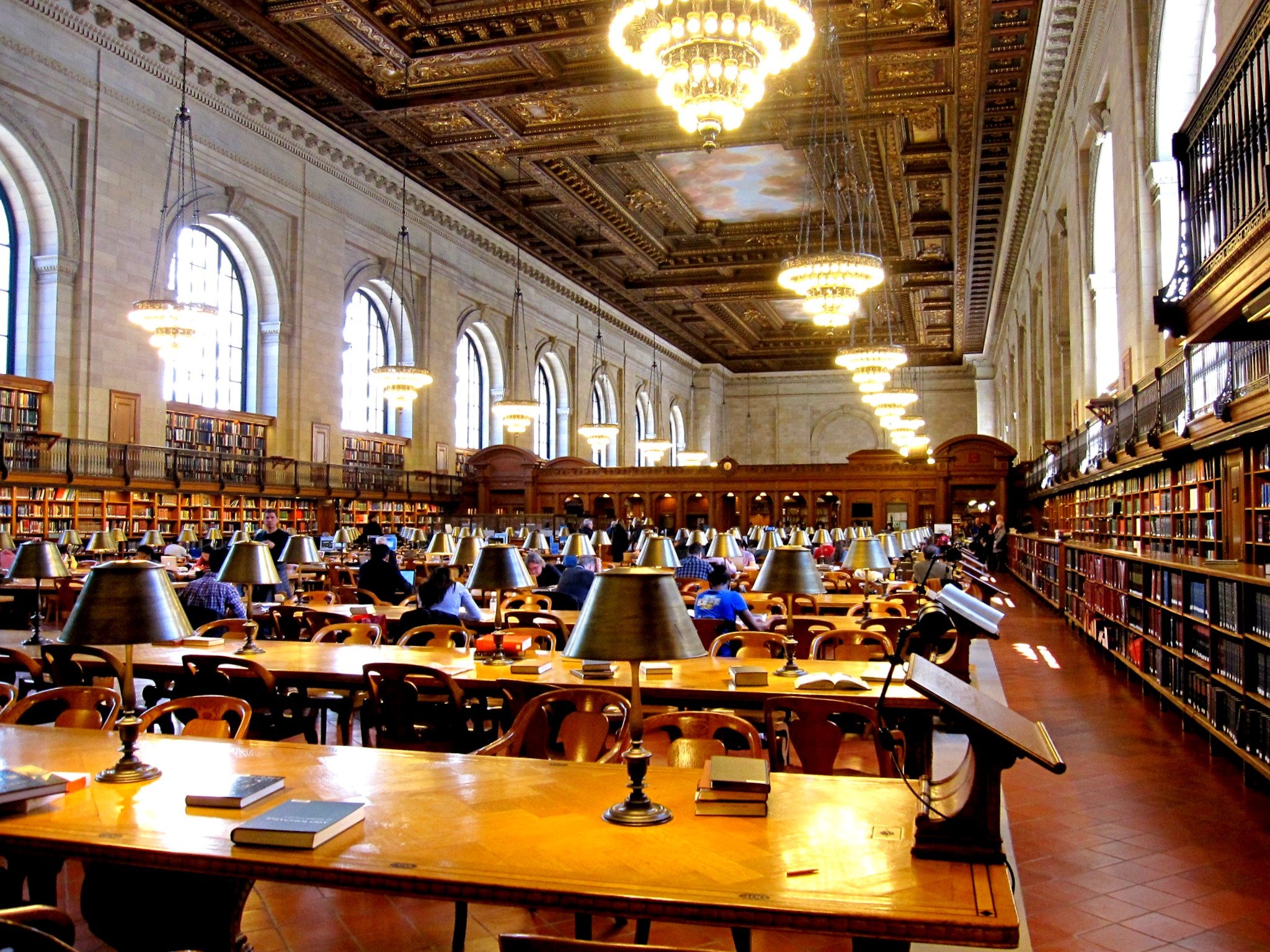 Большой зал библиотеки. Библиотека в Нью-Йорке. Нью Йоркская библиотека. Публичная библиотека Нью-Йорка. Читальный зал библиотеки Капитолия Вашингтон.